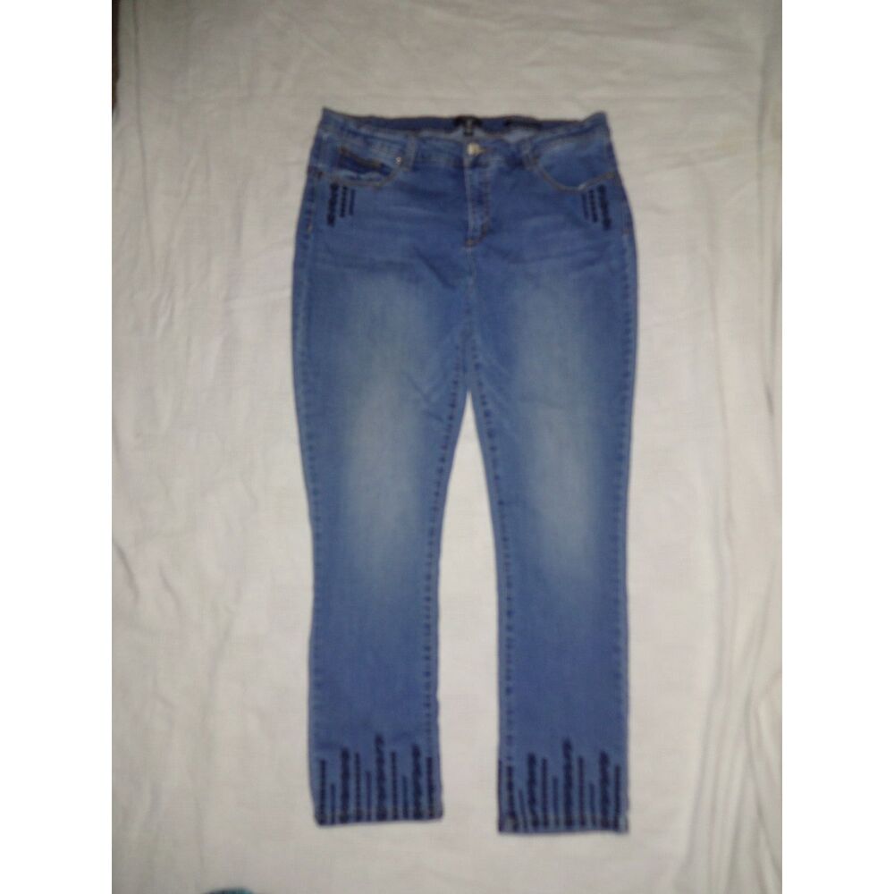 Jones New York Signature - Lightwash Jeans Size 16 | Embroidered Accents